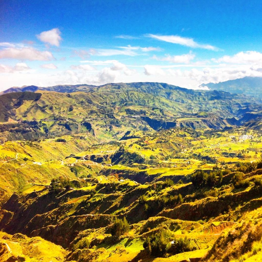 quilotoa caldera hike zumbahua ecuador landscape ilinizas cotopaxi