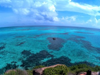 3 lonesome rock vista mar de los siete colores Providencia Crab Cay