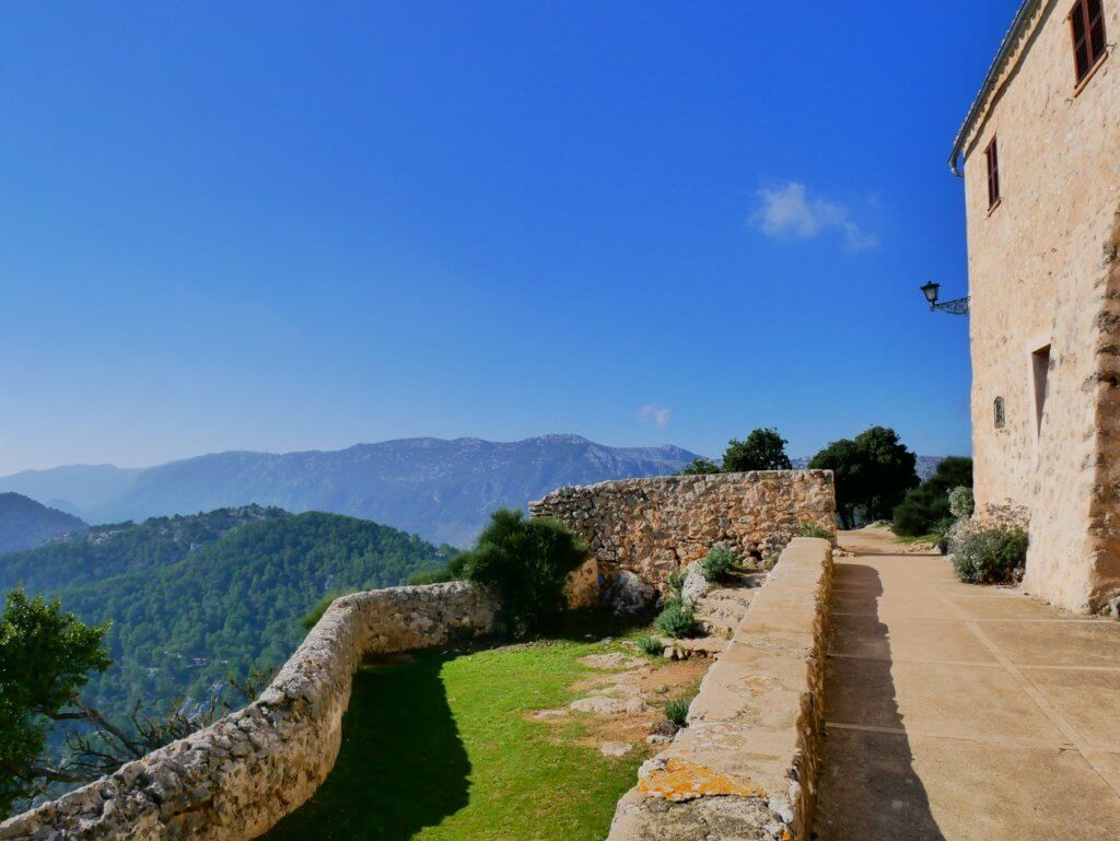 6 quiet part of Castell d'Alaro restaurant café