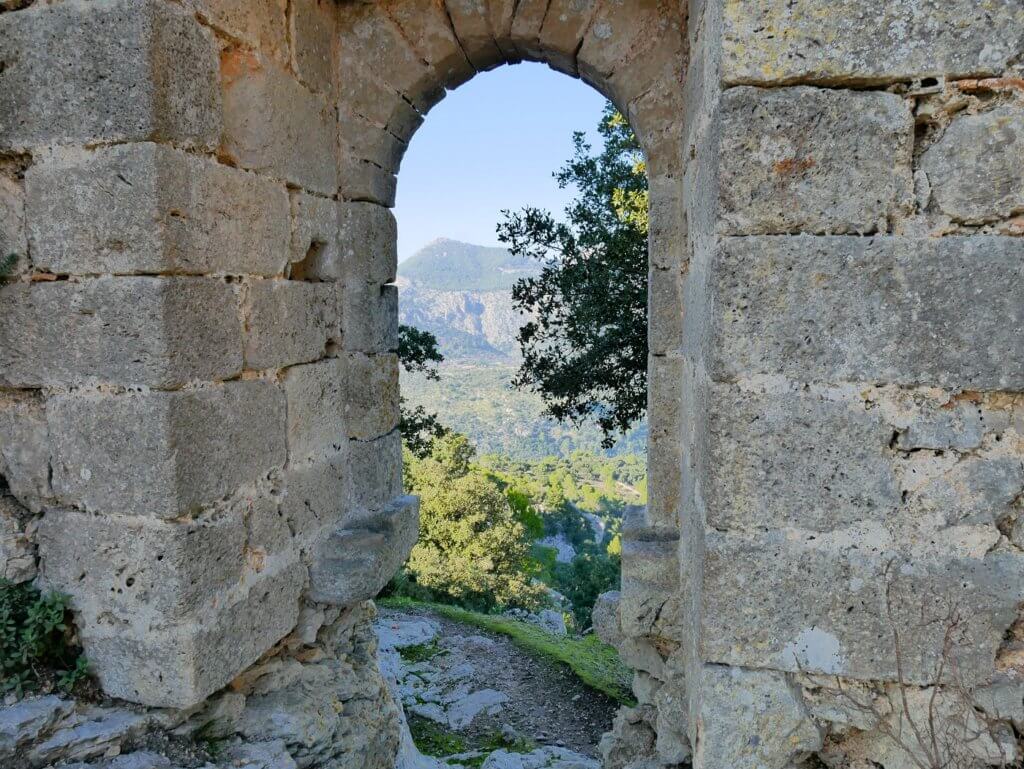 7 gate to valley Castell d'Alaro vista