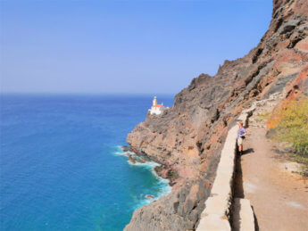 hiking farol de dona amélia lighthouse São Vicente Cabo Verde hiking trail day trip vista view atlantic ocean azure