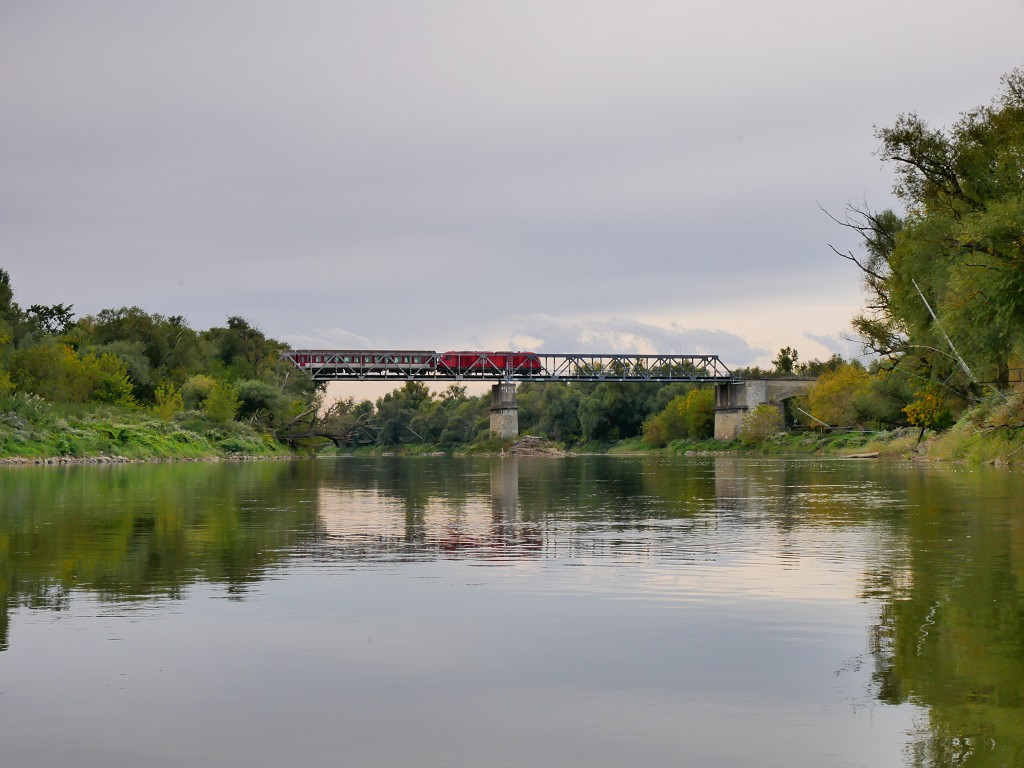 16 train on the train bridge