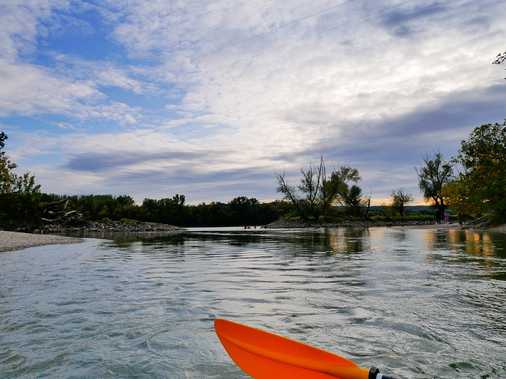 30 backward view Sihot' island kayak club karlova ves