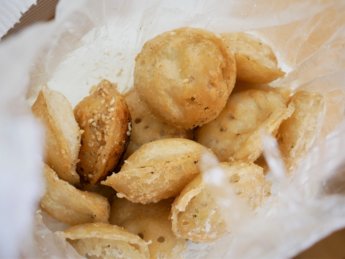 husband and wife snack myanmar burmese cuisine poffertjes mont lin mayar naypyitaw myoma market