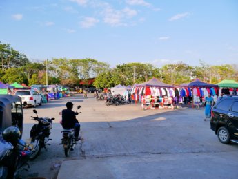 Thapyagone night market daytime stalls