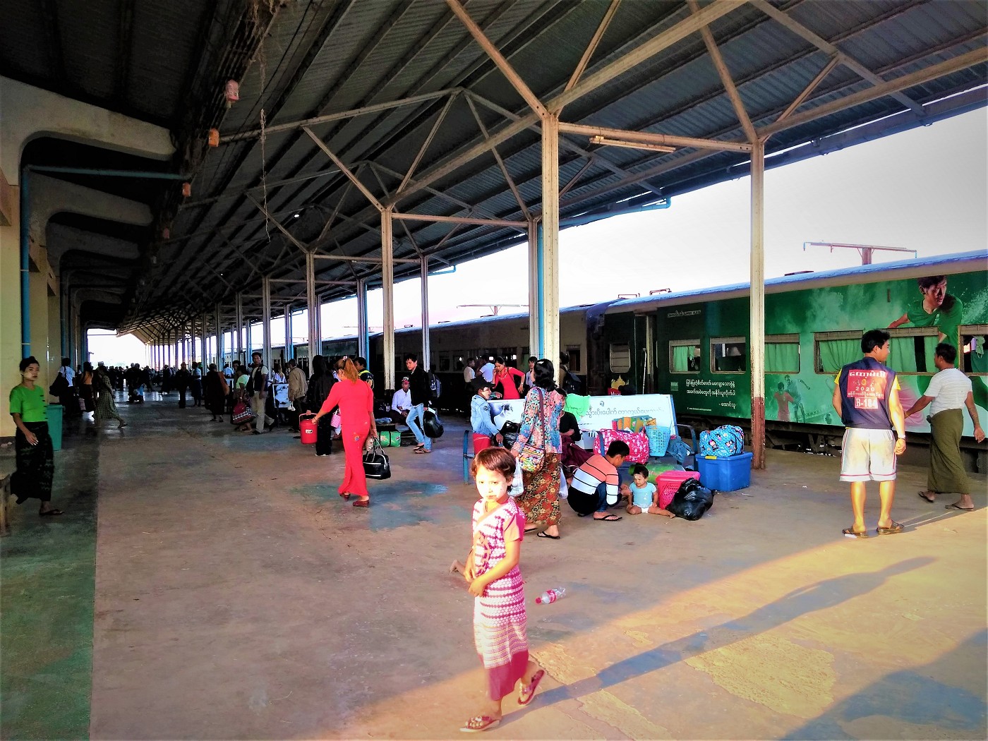 phone 9 mawlamyine train station people vendors arrival