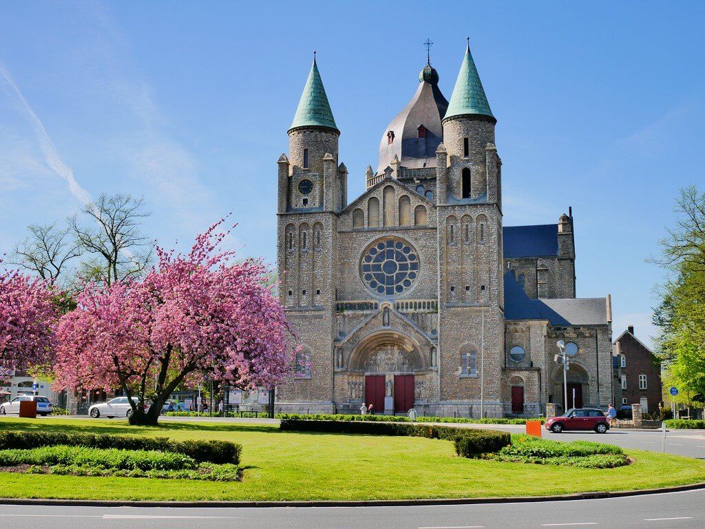 Spring in Maastricht roundabout blossoms 3