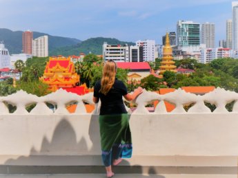 Penang pagoda temple Myanmar Thailand Burmese longyi about Iris Veldwijk