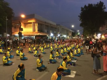 Loi Krathong candle dance 1