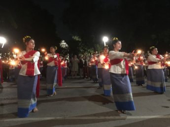 Loi Krathong candle dance 4