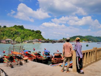 Kawthaung Myanmar to Ranong Thailand border crossing Kraburi Pak Chan river 17