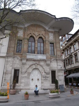 28 checking guidebook istanbul city trip 2013 Marmara University Cumhuriyet Museum and Art Gallery