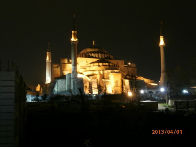 32 hagia sophia at night in 2013