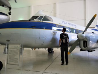 18 jonas airplane gulf air old plane museum sharjah