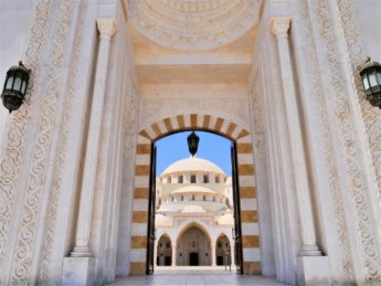 23 Fujairah Sheikh Zayed Grand Mosque open doors non-muslim visitors main dome