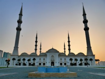 4 Sunset at fountain Fujairah Sheikh Zayed mosque