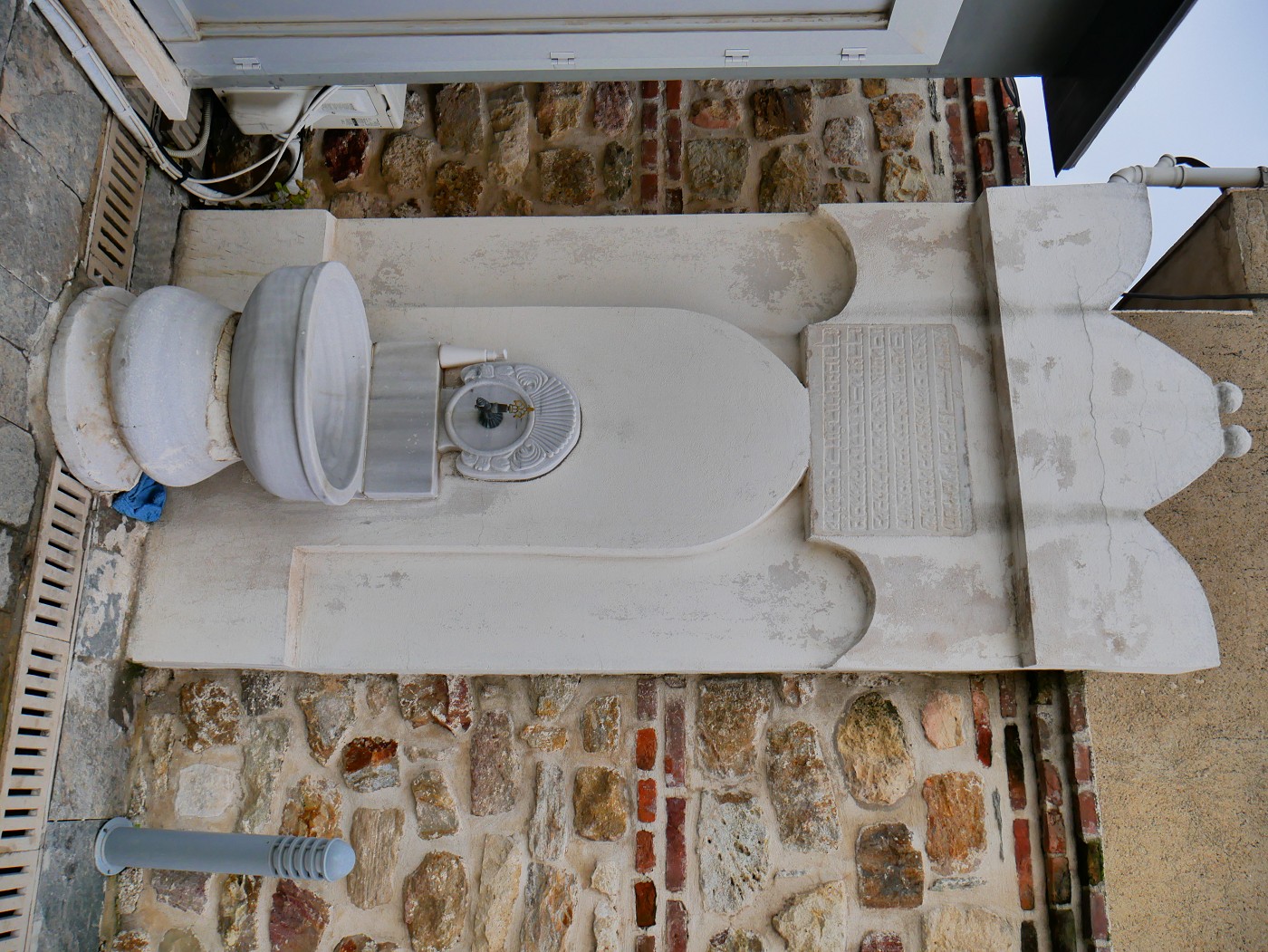 tap sing water faucet Jewish temple Edirne Turkey