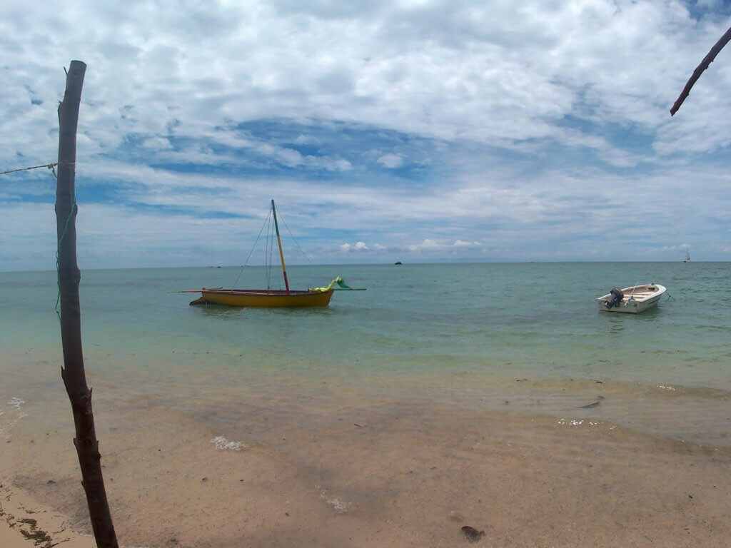 9 pirogue sailing boat Mauritius sails down Ile aux Bénitiers crystal rock