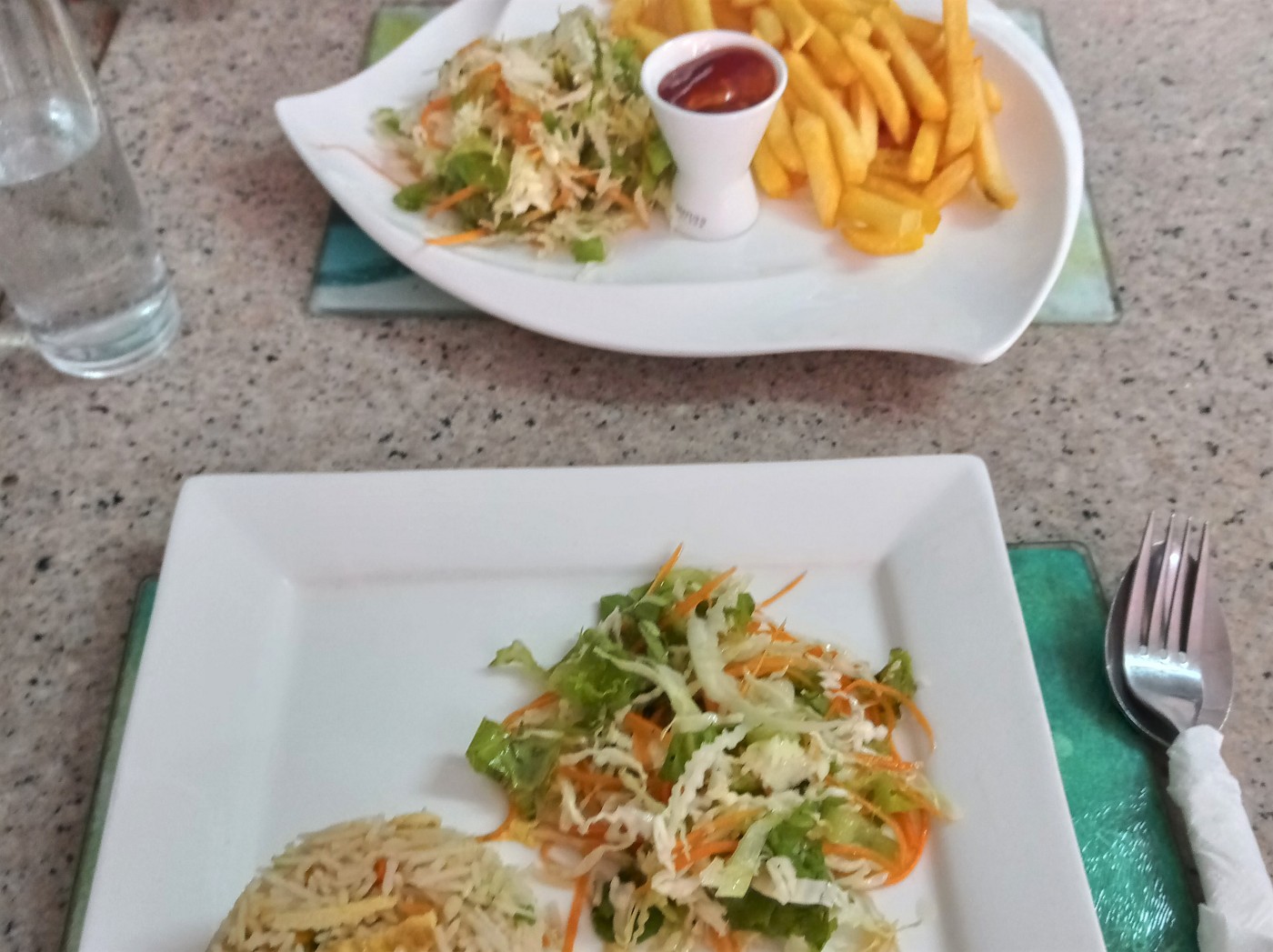 Le Gourmet snack vegetarian riz frite and frites salade