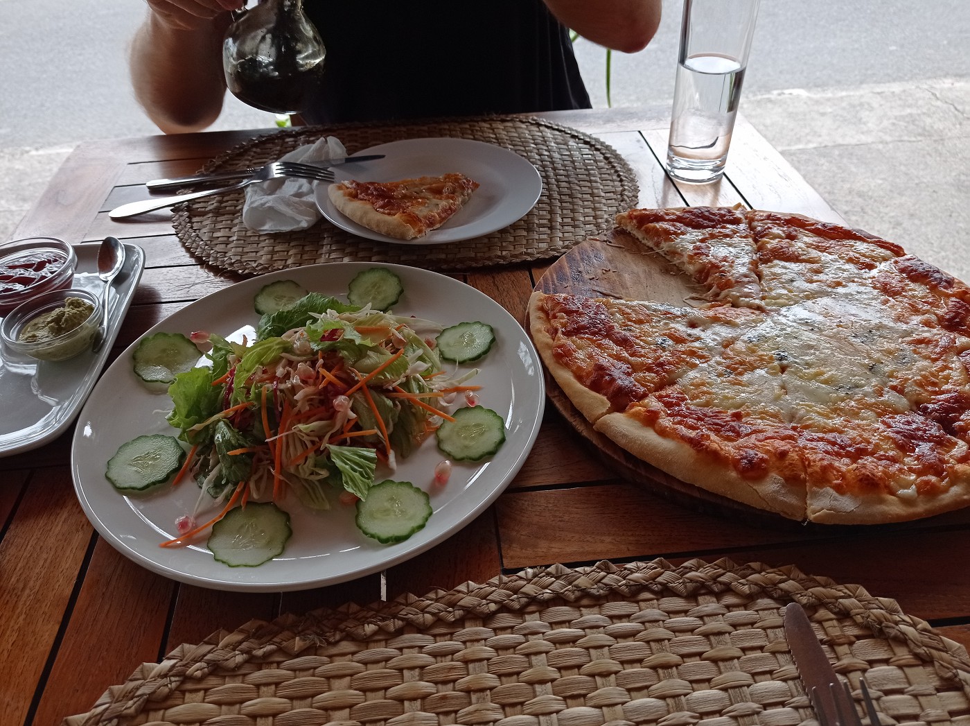 Le Marlin bleu four cheese pizza and salad