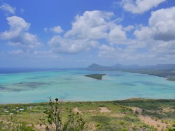 Le Morne vista on Île aux Bénitiers Mauritius