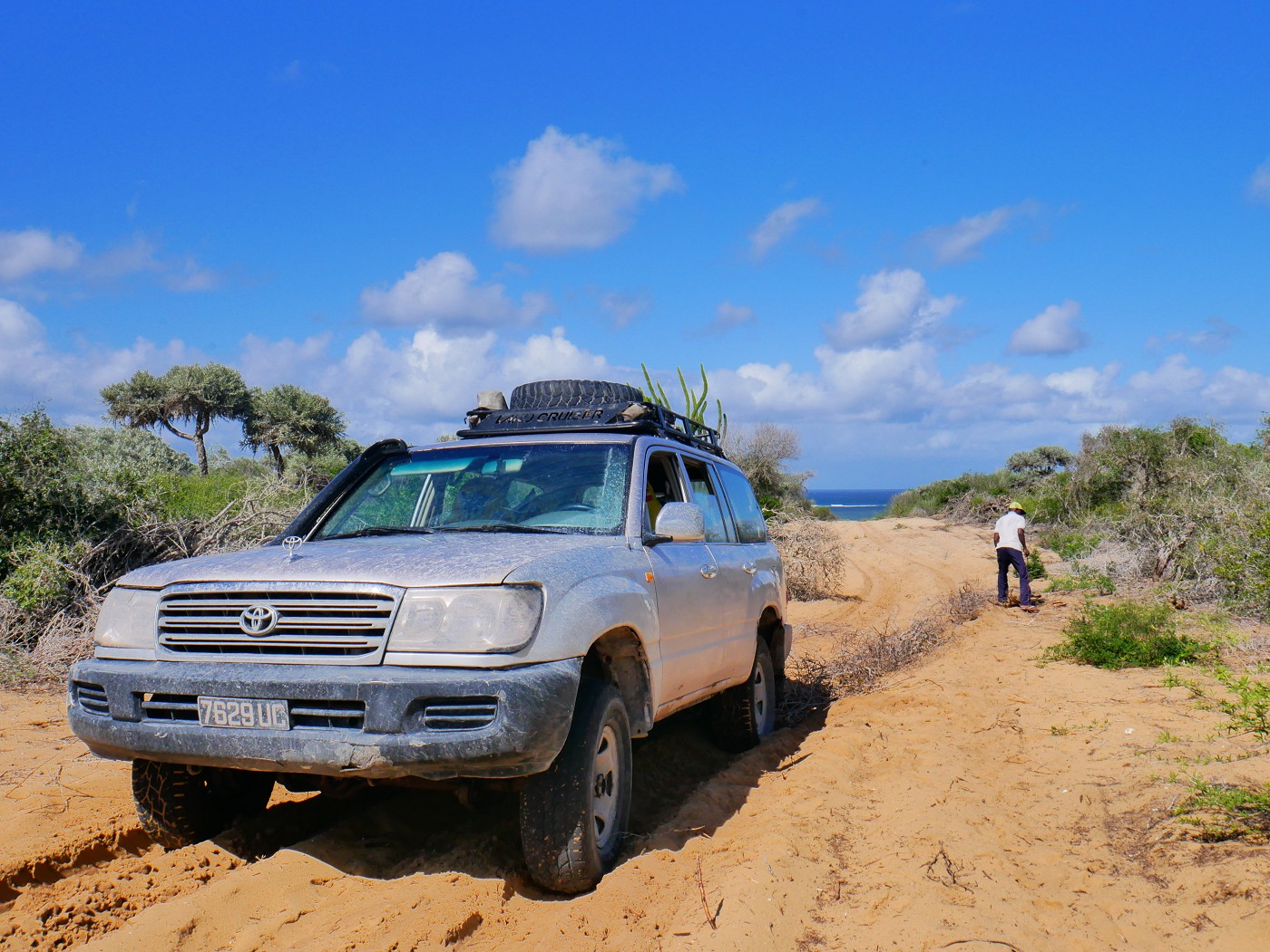 Voiture de location rental car in Madagascar stuck in the sand 4x4 four wheel drive