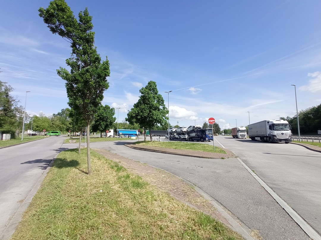 Hitchhiking to Bern from Freiburg im Breisgau via Basel service station Bad-Bellingen