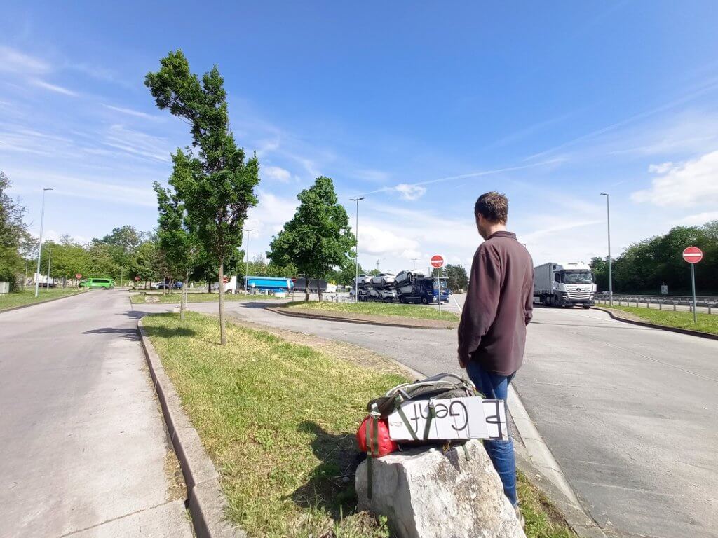 Hitchhiking to Bern from Freiburg im Breisgau via Basel service station Bad-Bellingen gas station