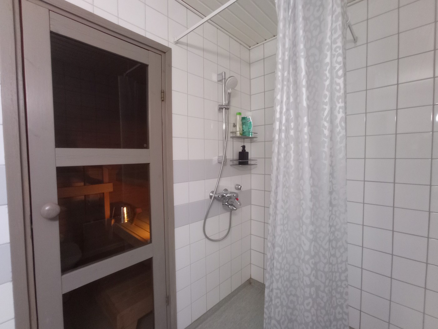 sauna and shower Airbnb Turku Finland