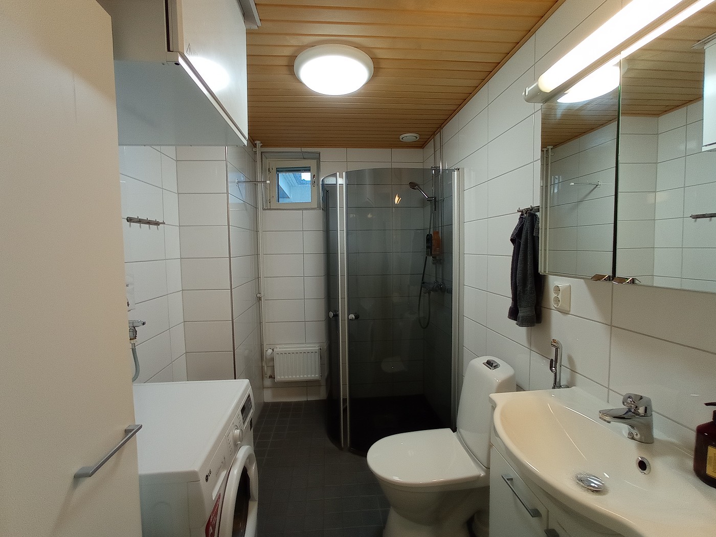 bathroom Vaasa Airbnb Finland