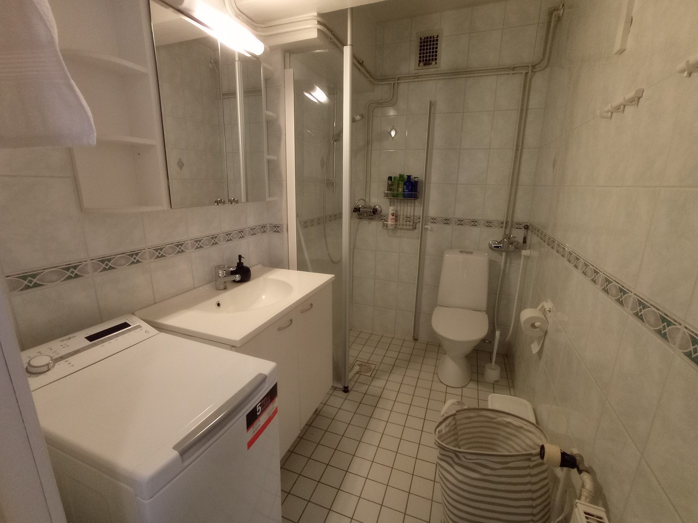 Airbnb Oulu shower bathroom top loader washing machine