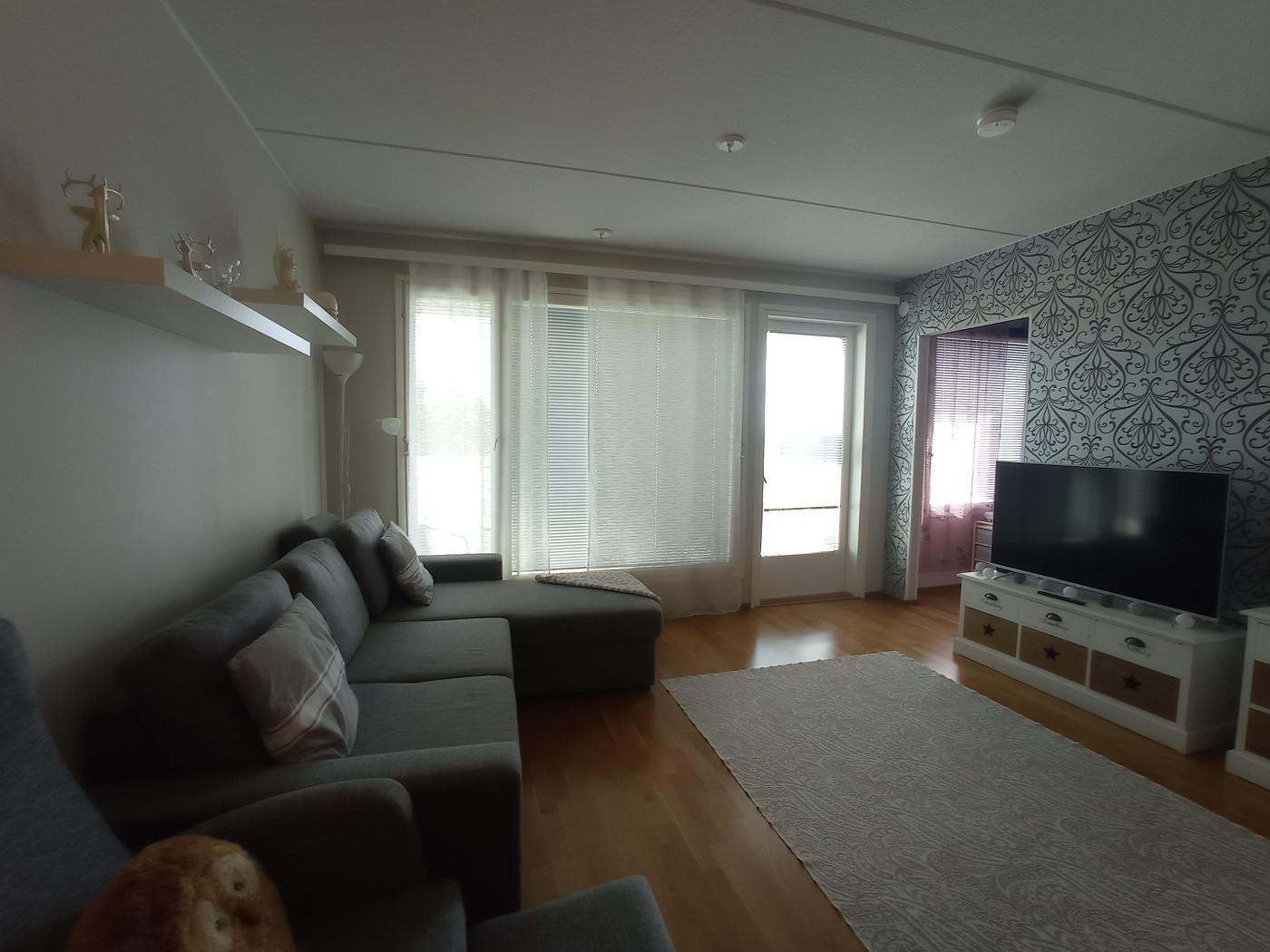 Living room tv couch accommodation in Finland Airbnb Tornio