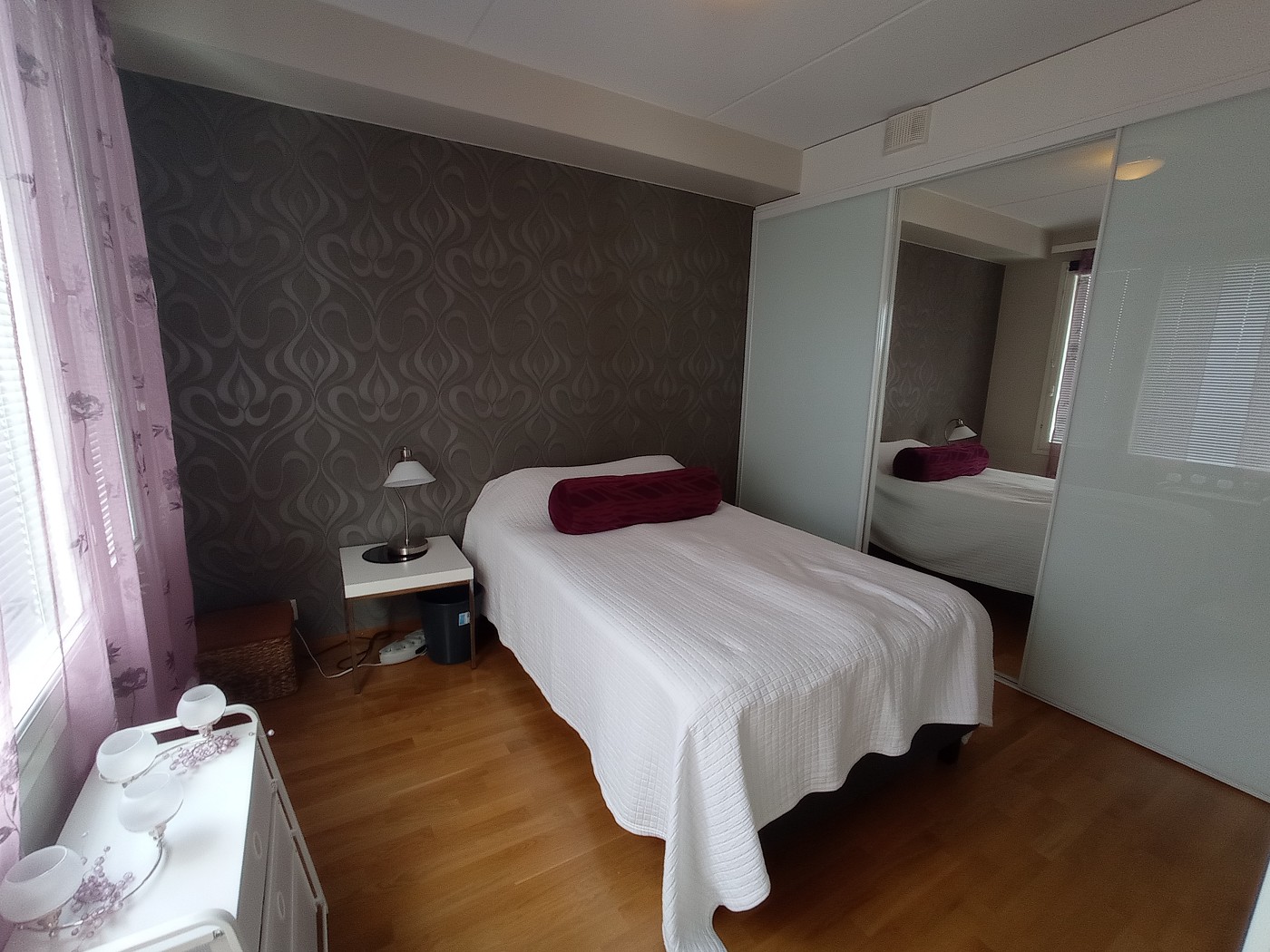 skinny bed bedroom Airbnb Tornio
