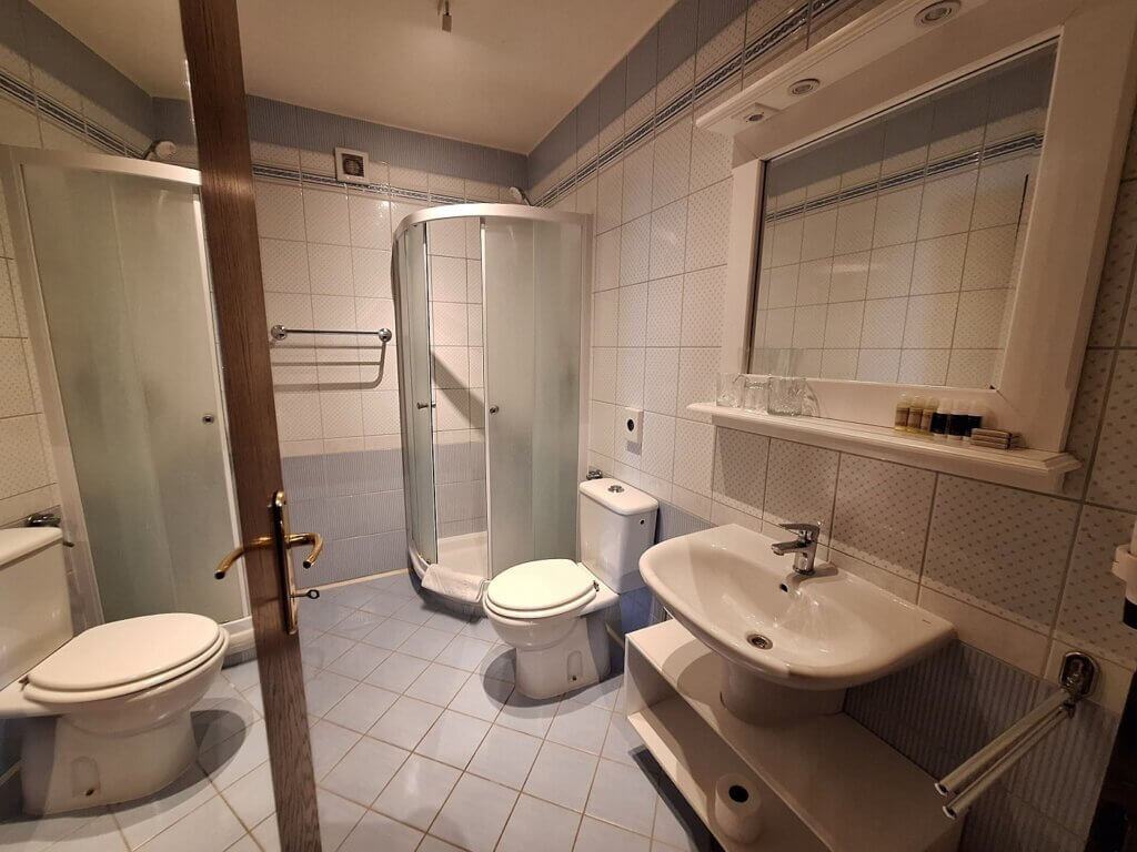 bathroom hotel Splavar Brežice 1accommodation in Slovenia