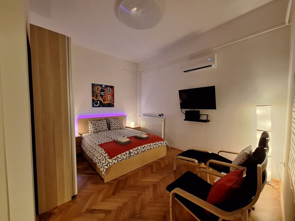 bedroom TV area That Cat Flat Ljubljana accommodation in Slovenia