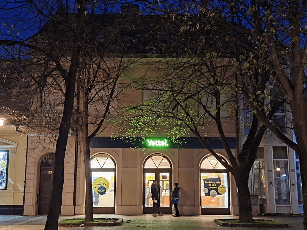 Yettel Shop Apatin at night