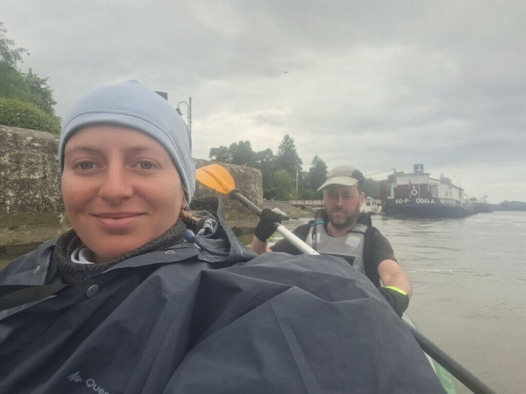 careful optimism Iris Veldwijk Jonas Zucchini kayaking Veliko Gradiste headwind poncho rain