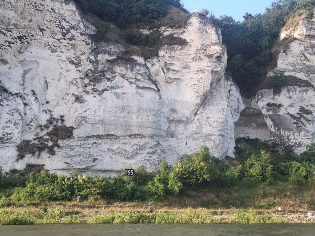 595 kilometers to go to the Black Sea Danube river distance sign Bulgaria Nikopol white chalk cliffs