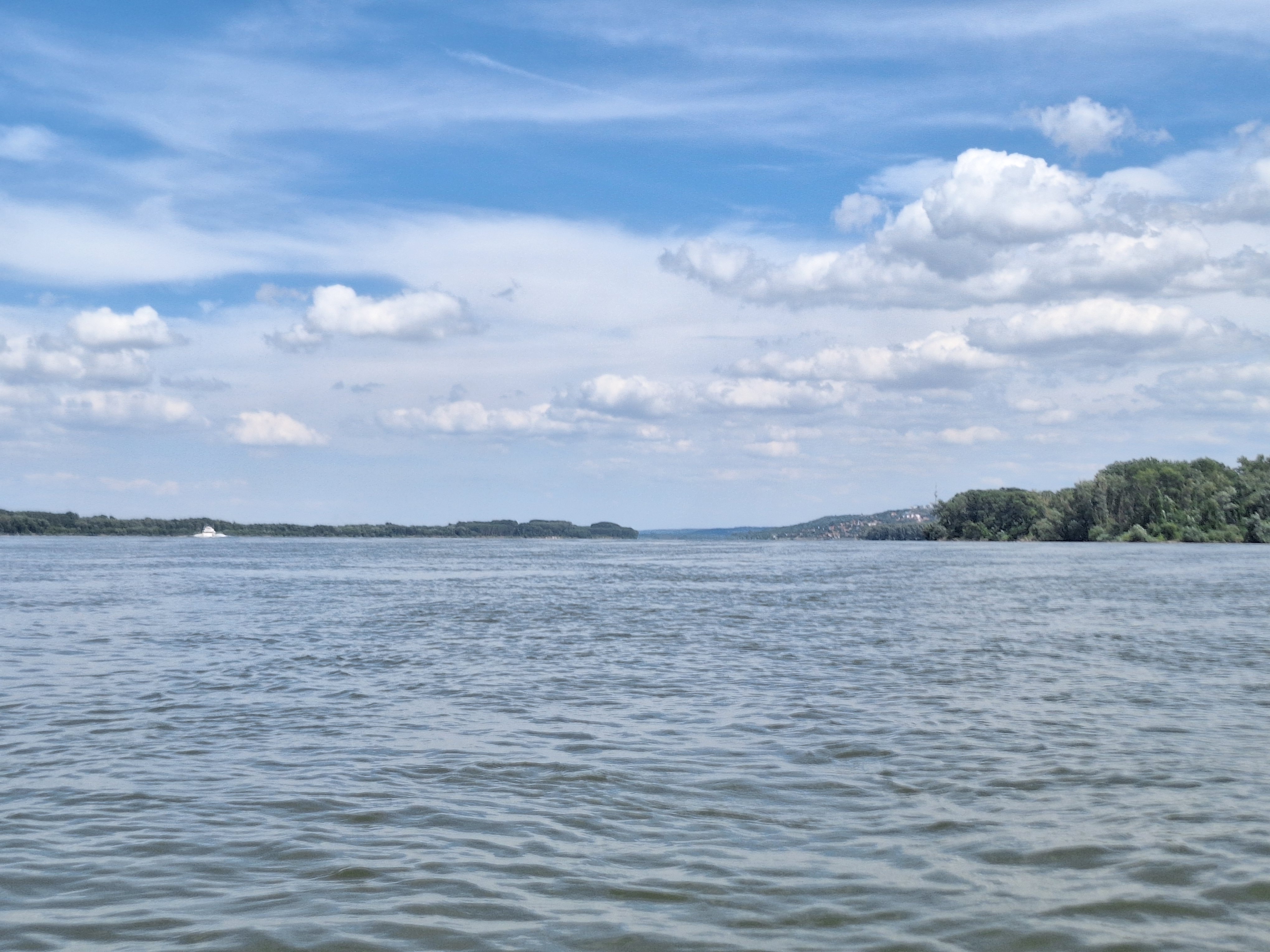 asshole motor yacht boat private Danube River speeding Tutrakan Oltenita Romania Bulgaria Danube river danger