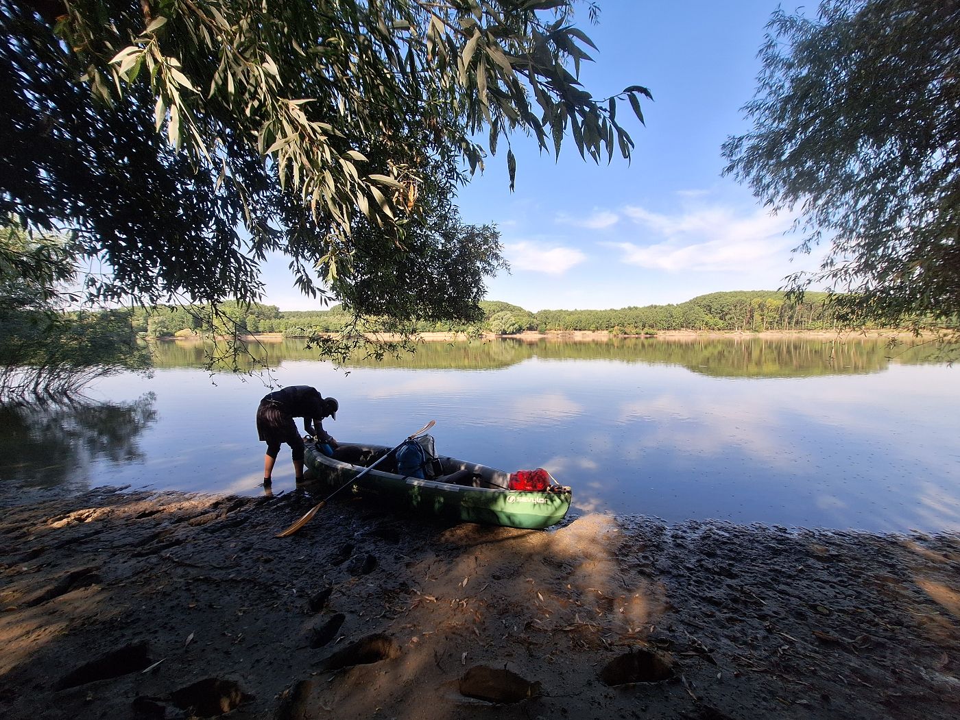19 09 19 landing spot Danube River pumping up Zucchini the inflatable kayak muddy shores Romania leak boat between Dunarea and Capidava