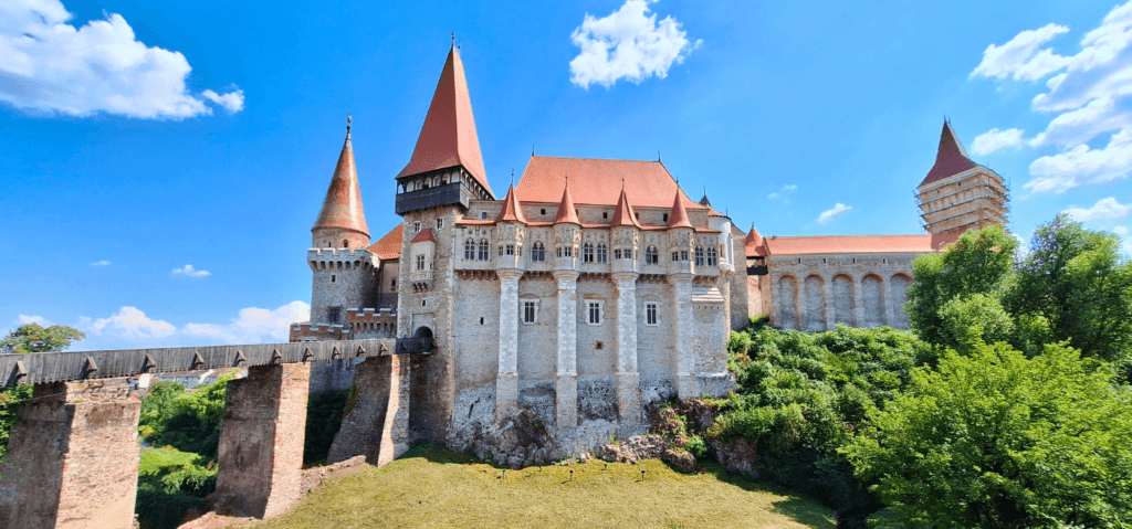 Corvin Castle Hunyadi Hunedoara Magyar wonder AoE2 irl