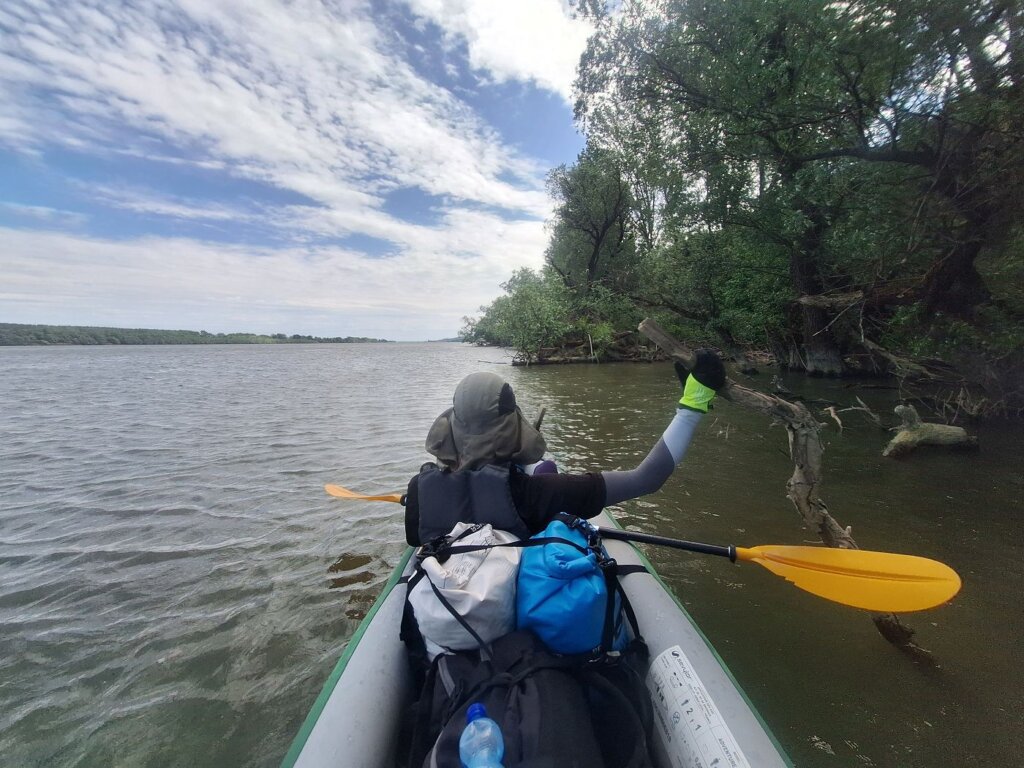 headwind kayaking strategy Danube River trim of the boat Jonas in front holding onto a stick for a pause