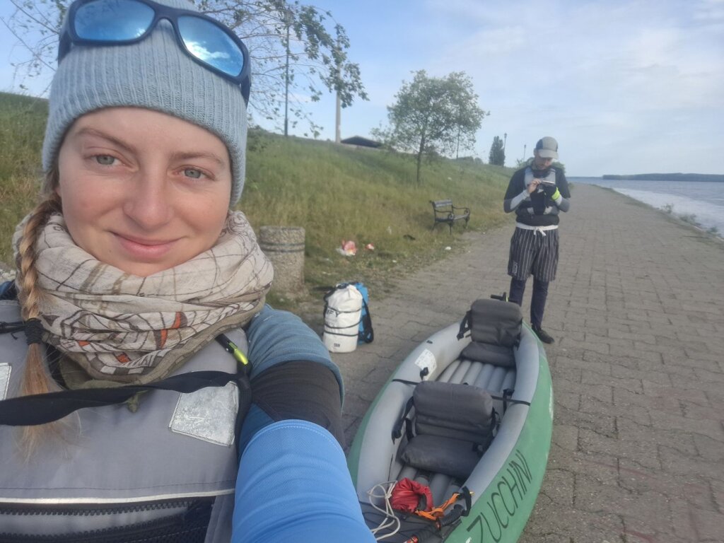 launch spot Grocka na Dunavu waterfront Danube inflatable kayak Iris Veldwijk and Jonas selfie