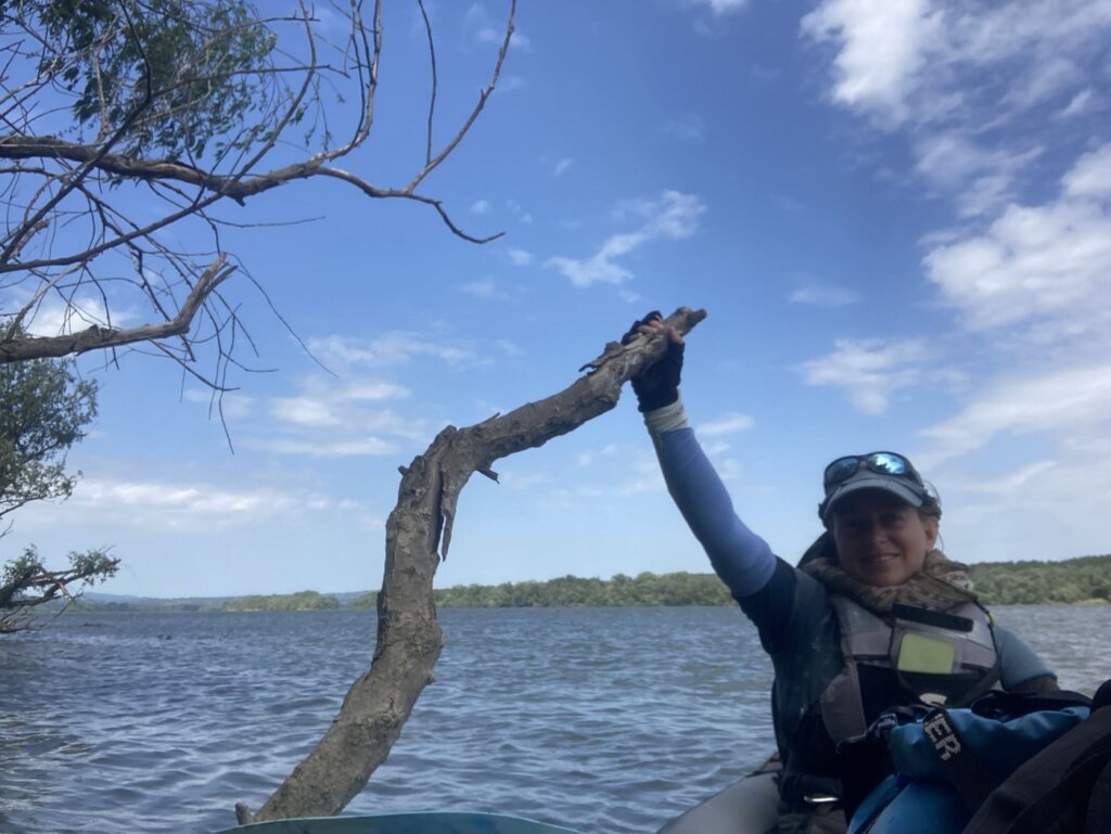 Iris Veldwijk holding on to river stick Danube Serbia headwind kayaking to Smederevo