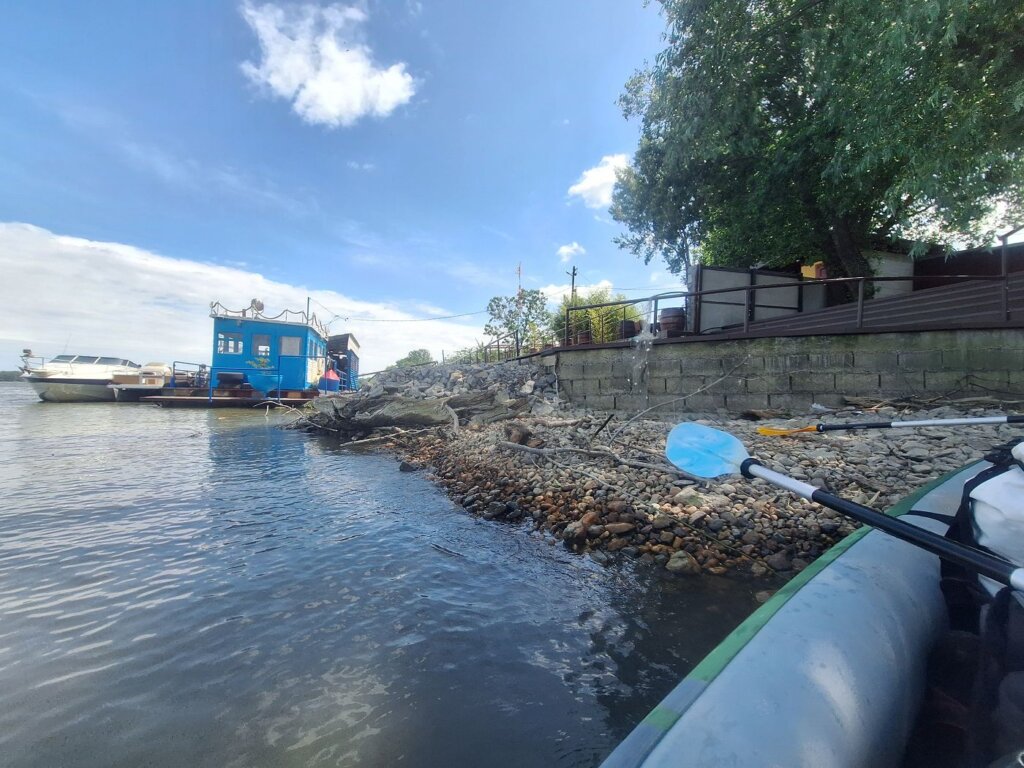 riverside cafe restaurant Danube near Smederevo closed for business landing attempt kayak