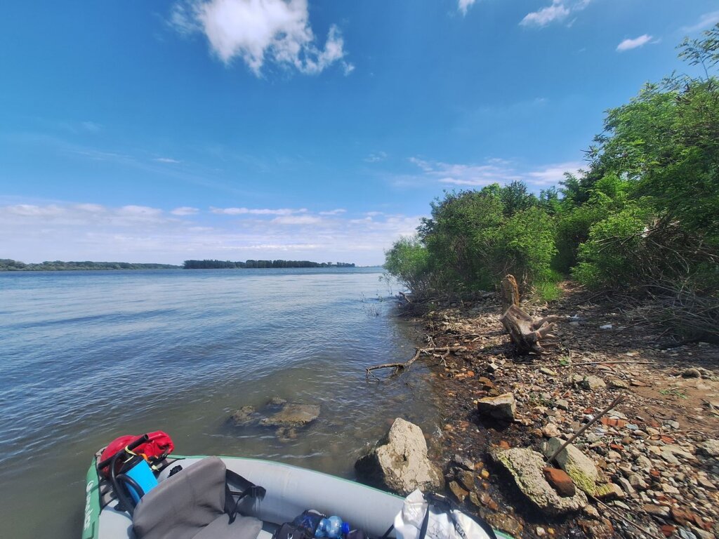 landing spot pipi break kayaking Danube River near Smederevo Serbia