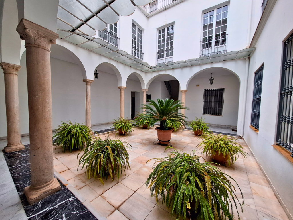 courtyard sahn patio Airbnb Booking building accommodation in Spain Mudejar style architecture Sevilla