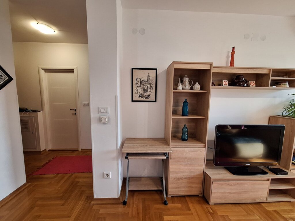 useless desk digital nomad accommodation in Serbia Novi Sad apartment