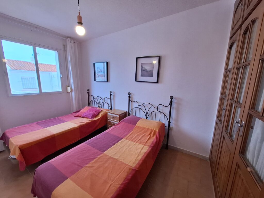 small bedroom two single beds holiday rental Airbnb Tarifa accommodation in Spain