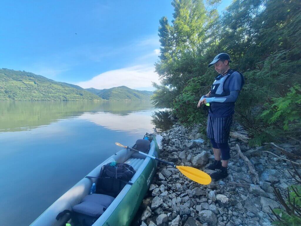 leaky inflatable kayak Danube River inflating pumping up Zucchini Eibenthal Romania